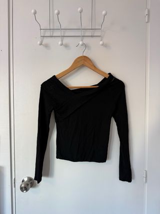 Top negro manga larga asimétrico