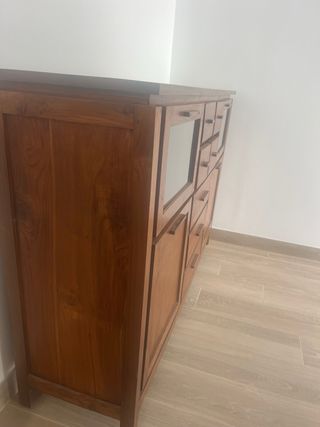 Aparador de madera maciza con detalles de cristal