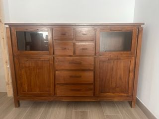 Aparador de madera maciza con detalles de cristal