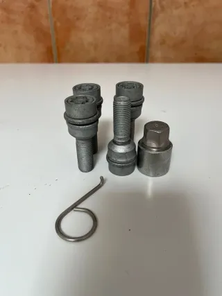 Se vende tornillos antirrobo VW GOLF MK7 AUDI SEAT