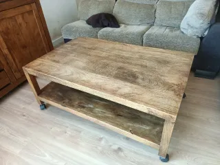 Mesita de centro madera maciza con ruedas