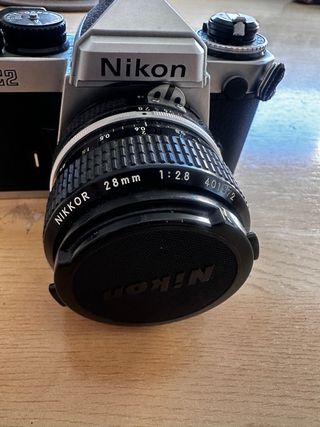 Nikon FE2 + Nikkor 28mm f2.8 + carretes LEER