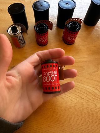 Nikon FE2 + Nikkor 28mm f2.8 + carretes LEER