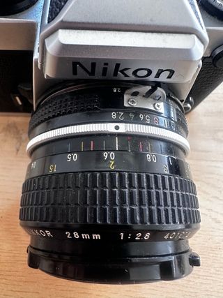 Nikon FE2 + Nikkor 28mm f2.8 + carretes LEER
