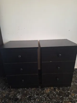 2 mesitas de noche de madera negras