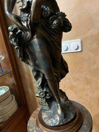 Columnas de marmol con figura de bronce encima