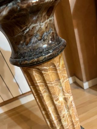 Columnas de marmol con figura de bronce encima