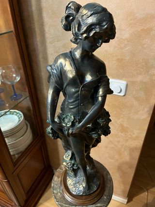 Columnas de marmol con figura de bronce encima