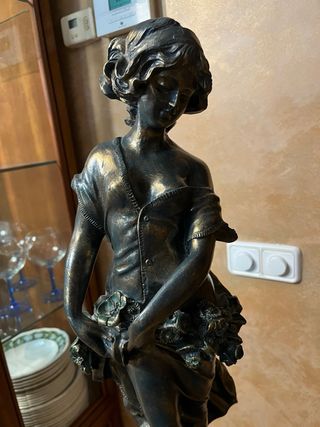 Columnas de marmol con figura de bronce encima