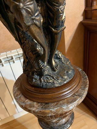 Columnas de marmol con figura de bronce encima