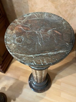 Columnas de marmol con figura de bronce encima