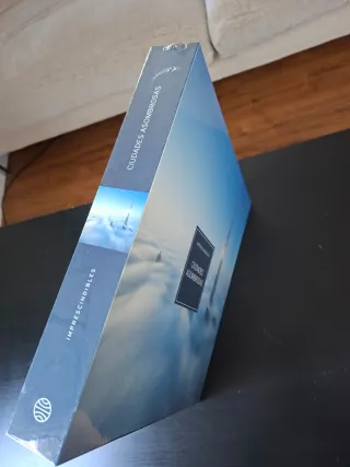 Libro CIUDADES ASOMBROSAS (con el plástico)