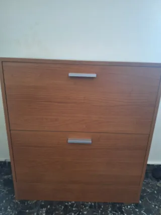 Zapatero de madera marrón