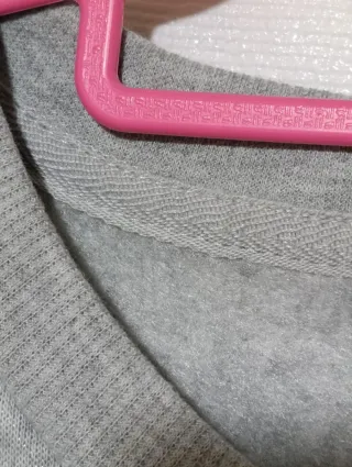 Sudadera gris con estampado de gatito