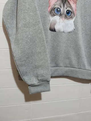 Sudadera gris con estampado de gatito