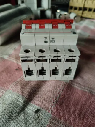 Interruptor Automático GE 4 Polos 100A