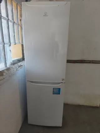 Nevera blanca con congelador