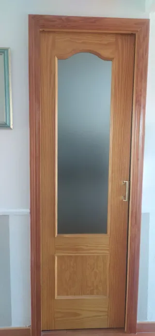 Puerta corredera de madera con cristal