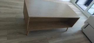 Mesa de centro madera y blanca.