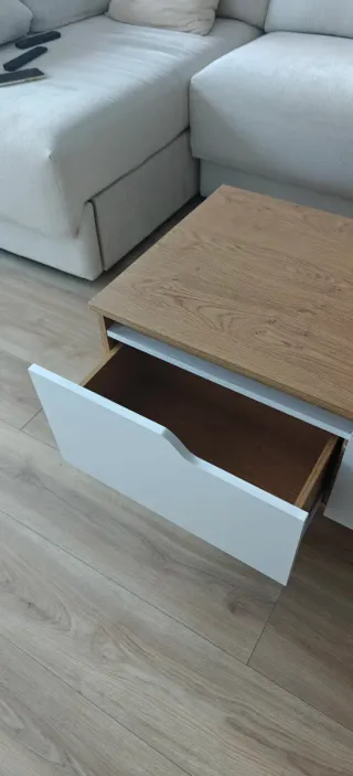 Mesa de centro madera y blanca.