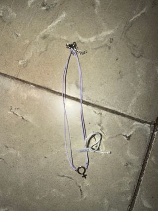 Colgante  púrpura con símbolo de mujer