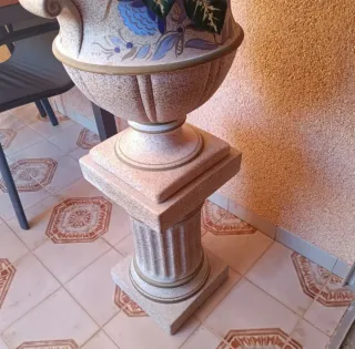 Jarrón romano con pie y maceta
