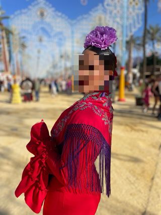 Mantón de seda rojo enrejado a mano