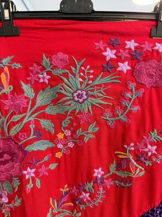 Mantón de seda rojo enrejado a mano