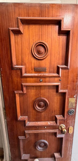 Puerta antigua de madera tallada