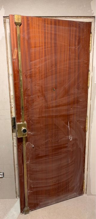 Puerta antigua de madera tallada