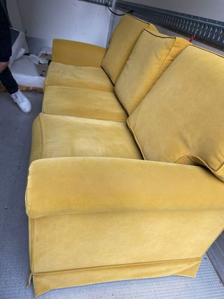 Sofá de terciopelo amarillo