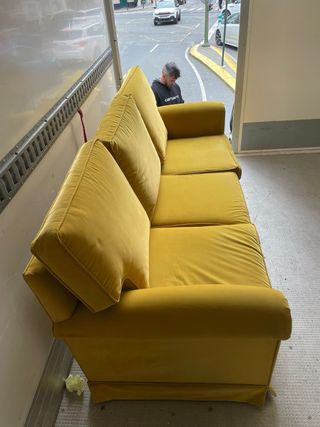 Sofá de terciopelo amarillo