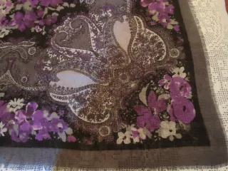 Mantón lanilla gris y morado estampado