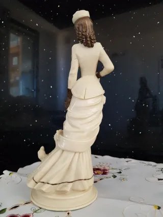 Figura Dama con Perro AURO BELCARI Firmada