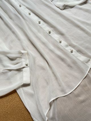 Camisa blanca Zara con botones perla