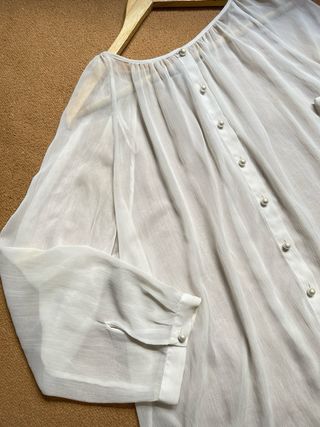 Camisa blanca Zara con botones perla