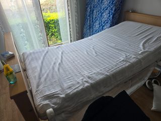 Cama articulada de madera y metal