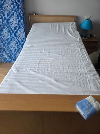 Cama articulada de madera y metal