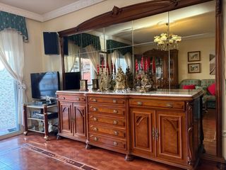 Mueble de salón de madera con espejo