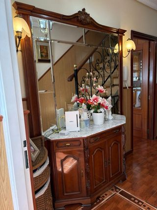 Mueble de salón de madera con espejo