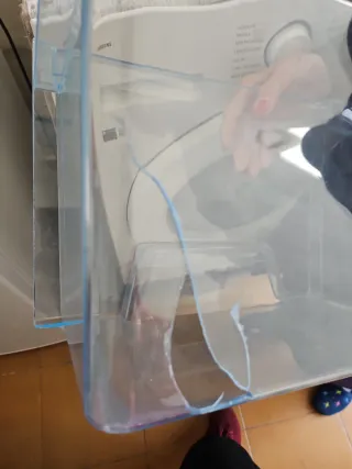 Congelador pequeño con cristal roto