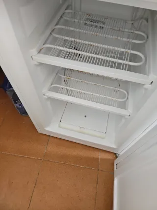 Congelador pequeño con cristal roto