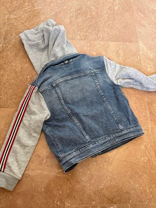 Chaqueta vaquera con capucha T4