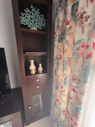 Estantería de madera y cristal