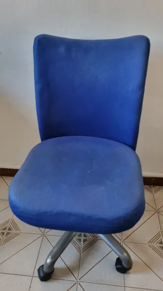 Silla de oficina azul con ruedas
