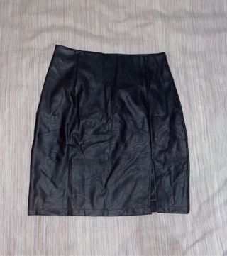 Falda cuero negra con abertura