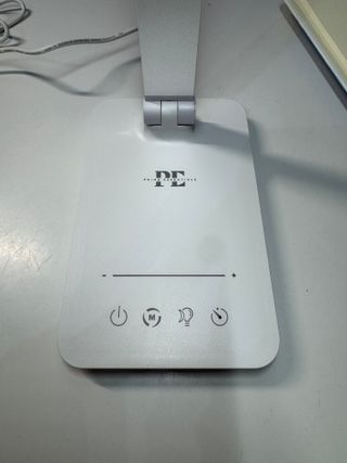 Flexo de escritorio plateado y blanco