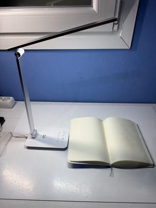 Flexo de escritorio plateado y blanco