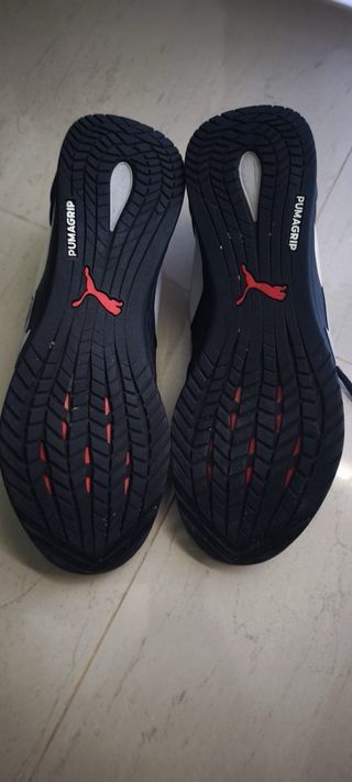 Zapatillas Puma Negras y Rojas Como nuevas