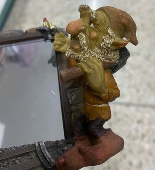 Espejo decorativo con figura de duende